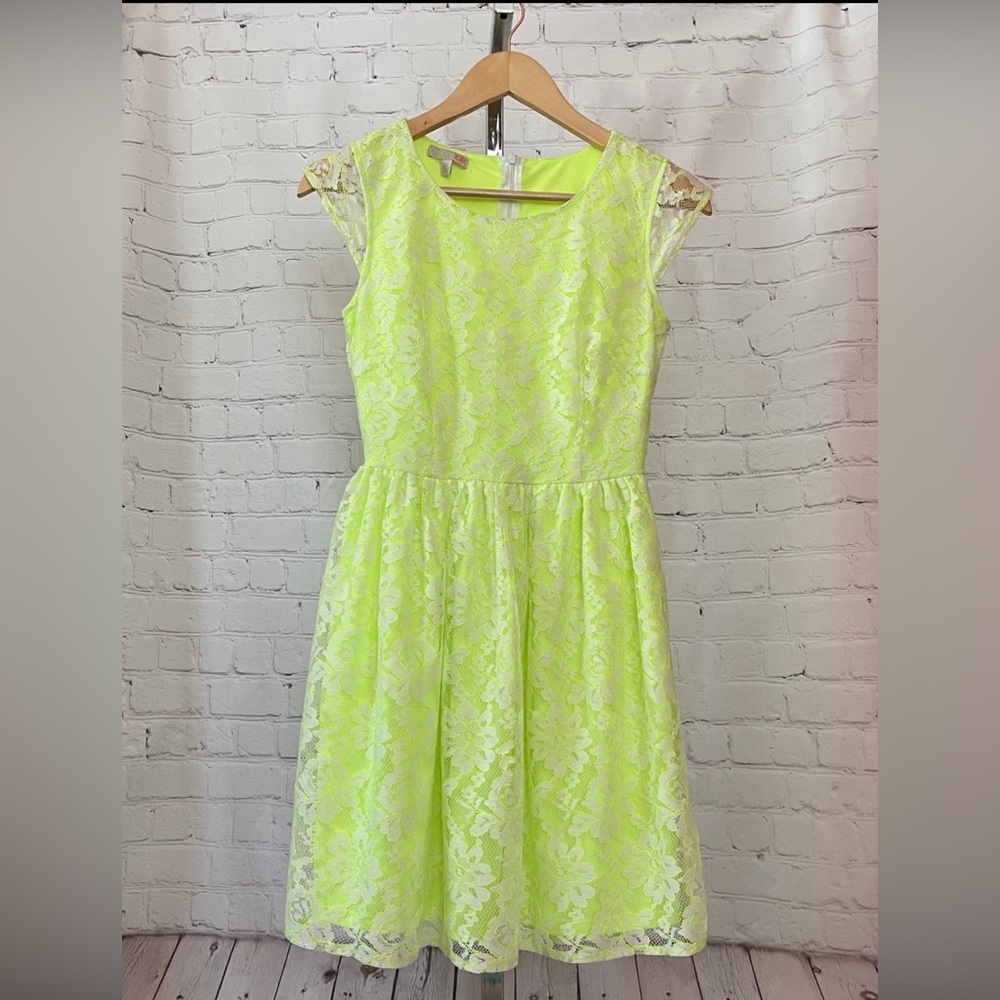 Gianni Bini GB Lace Cocktail Dress Womens Size XS Highlighter Green